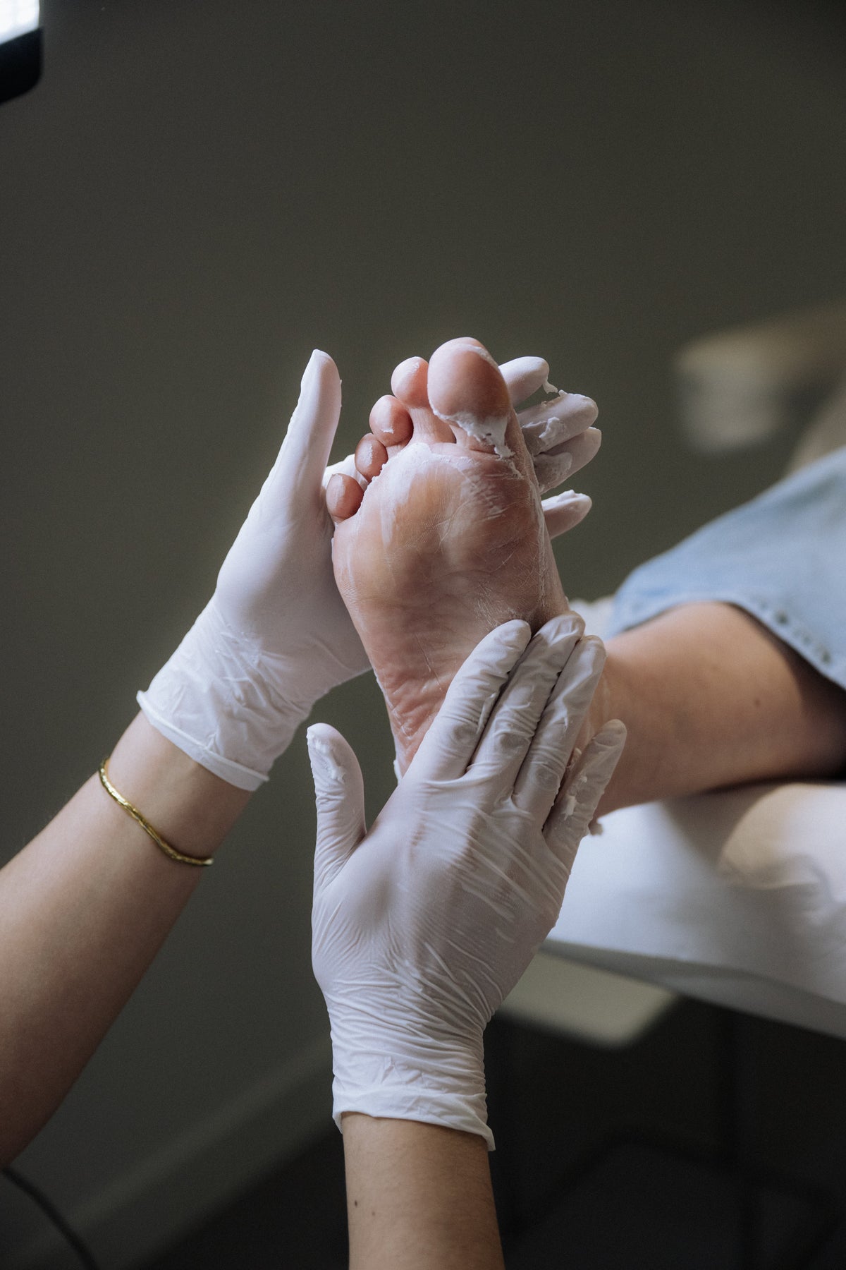 Natte vs. droge pedicure: wat is het verschil en welke is veiliger?