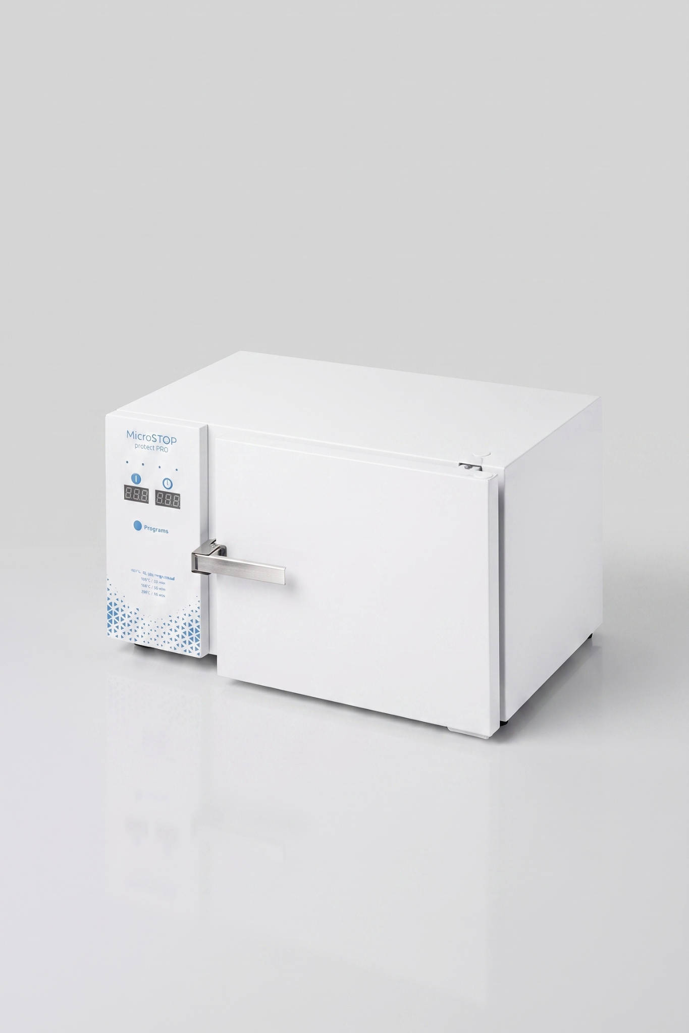 Microstop Protect PRO hetelucht sterilisator, wit toestel met deur, schuin vooraanzicht